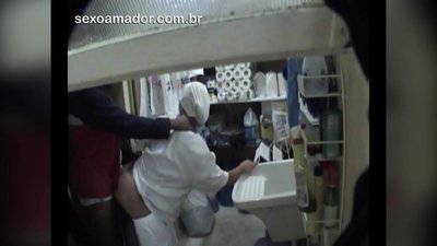 Motoboy anoita bonde nemukadzi wekuchenesa muresitorendi pakati pekutakura