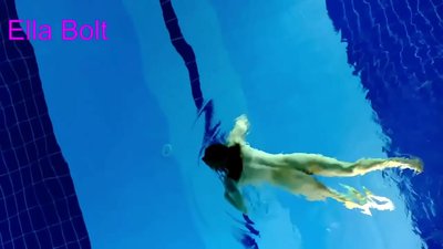Handikwanise kumira kuona, mudiki blonde akabatwa achishambira asina kupfeka muELLA BOLT resort pool