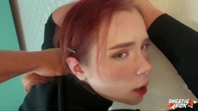 Murume Akasvirwa Mumuromo nePussy Anoteerera Redheaded Skimpy uye Cum paMazamu