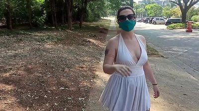 Kushama paruzhinji: musikana anobva kuRussia anoedza kumubvisa mbatya mumigwagwa yeRio de Janeiro. Akapotsa asungwa.